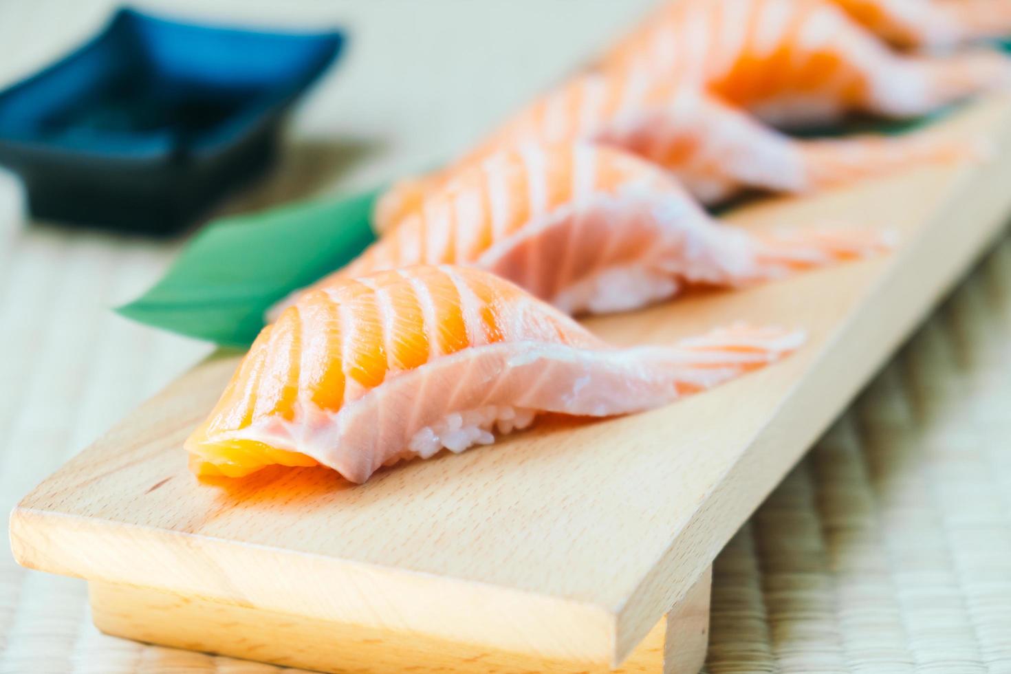 rå med färsk lax fisk kött sushi foto