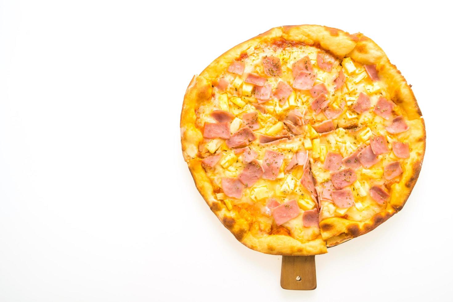 hawaiiansk pizza på träbricka foto