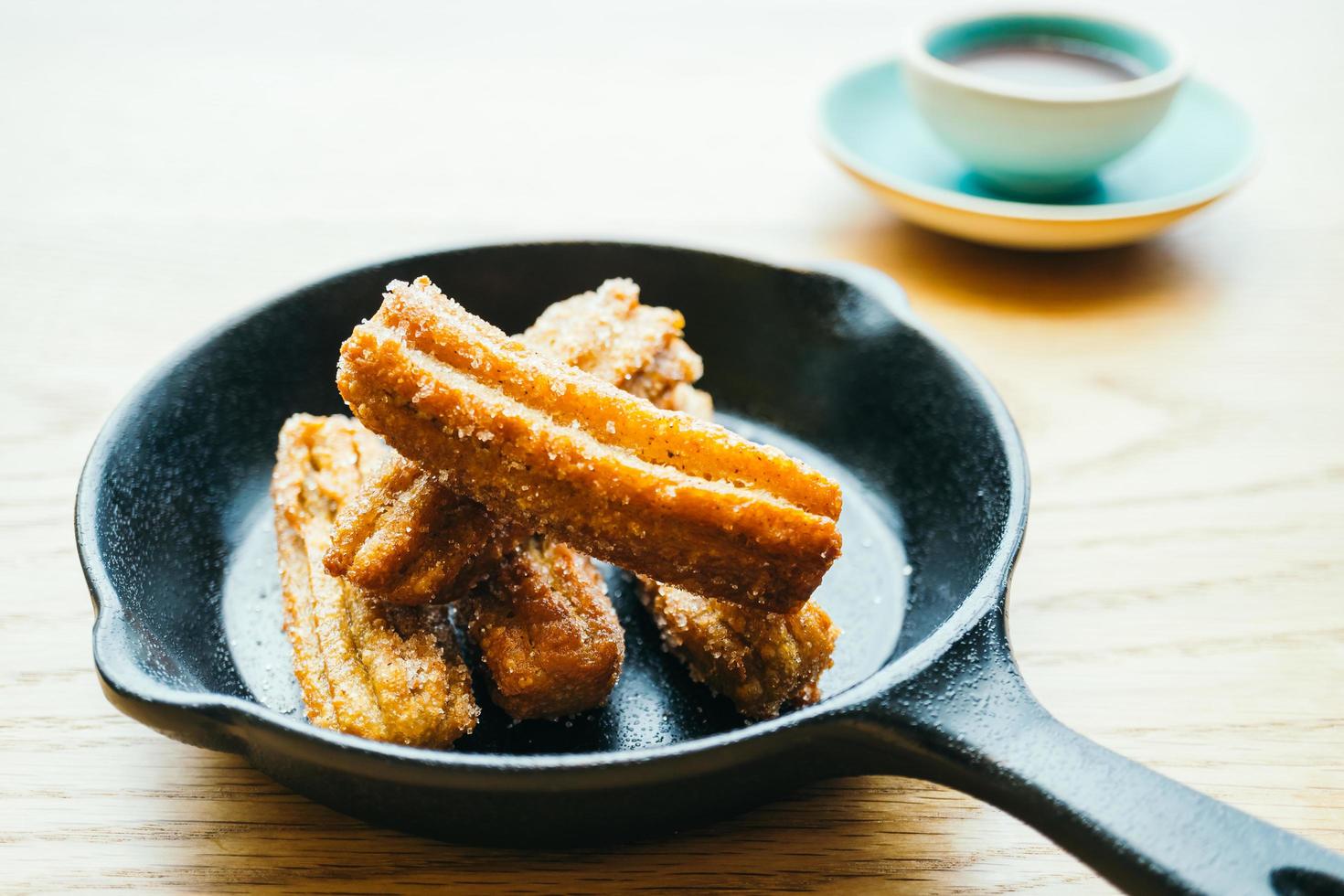 sötstekt churros munk med chokladsås foto