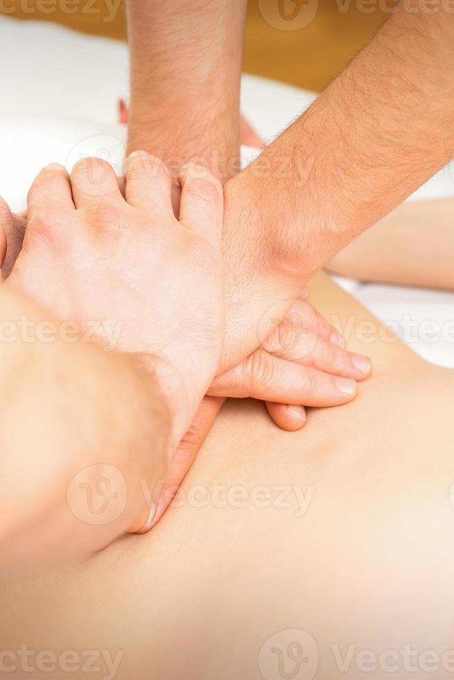 kvinna tar emot en tillbaka massage foto