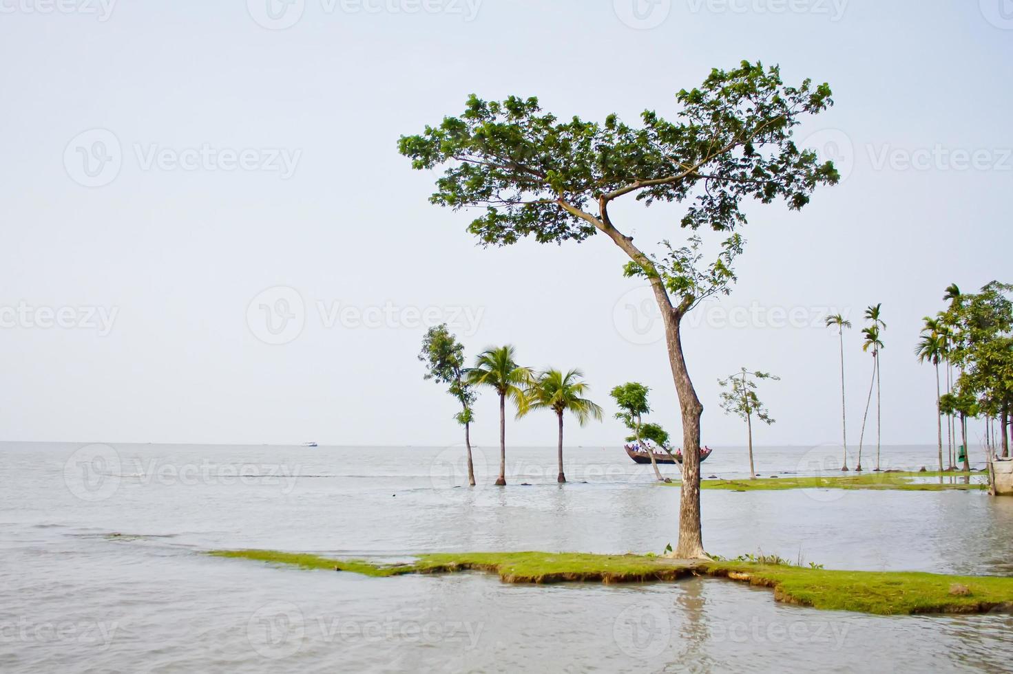 flod erosion scenario av kust bälte bukt av bengalen. foto