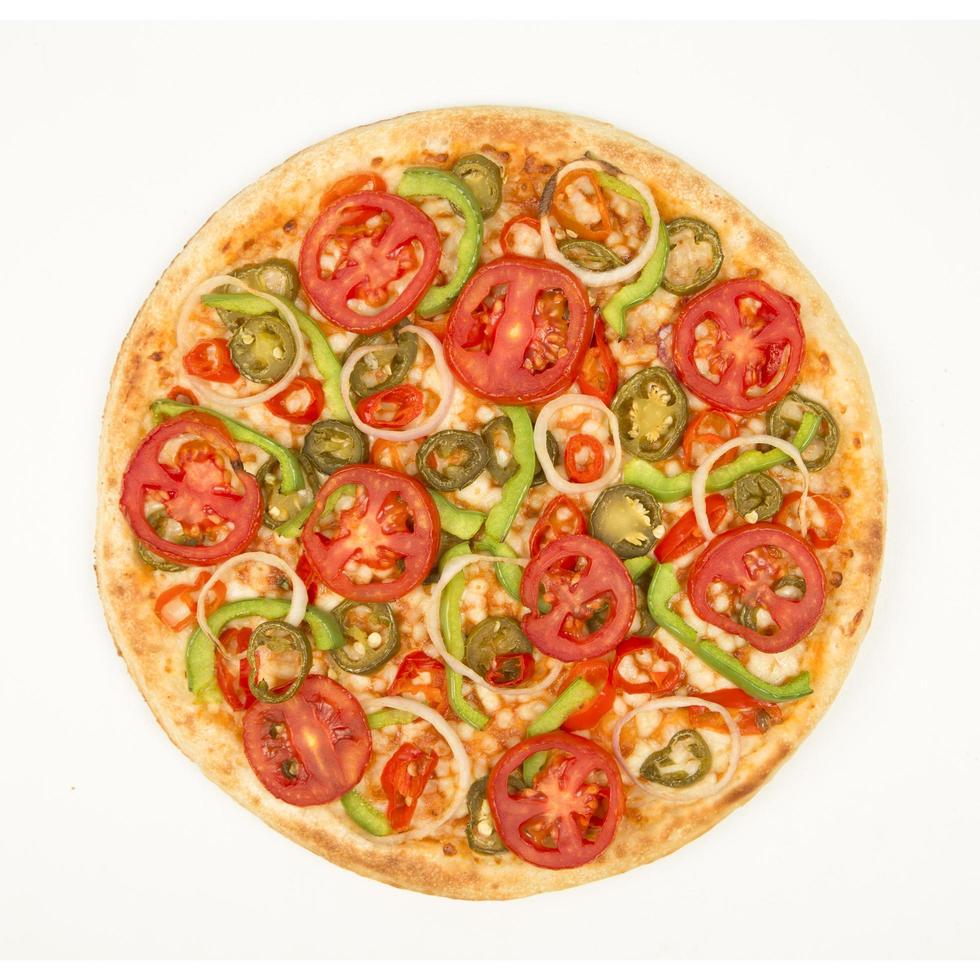 isolerad vegetarisk pizza på vit bakgrund foto