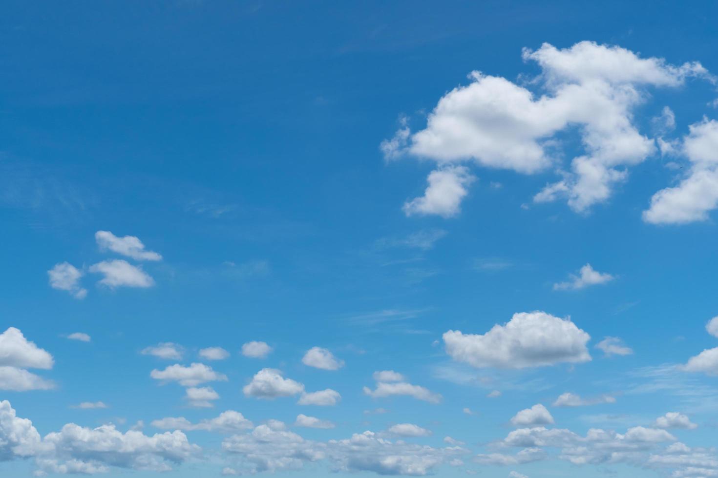 sommarblå himmel och vit molnabstrakt bakgrund foto