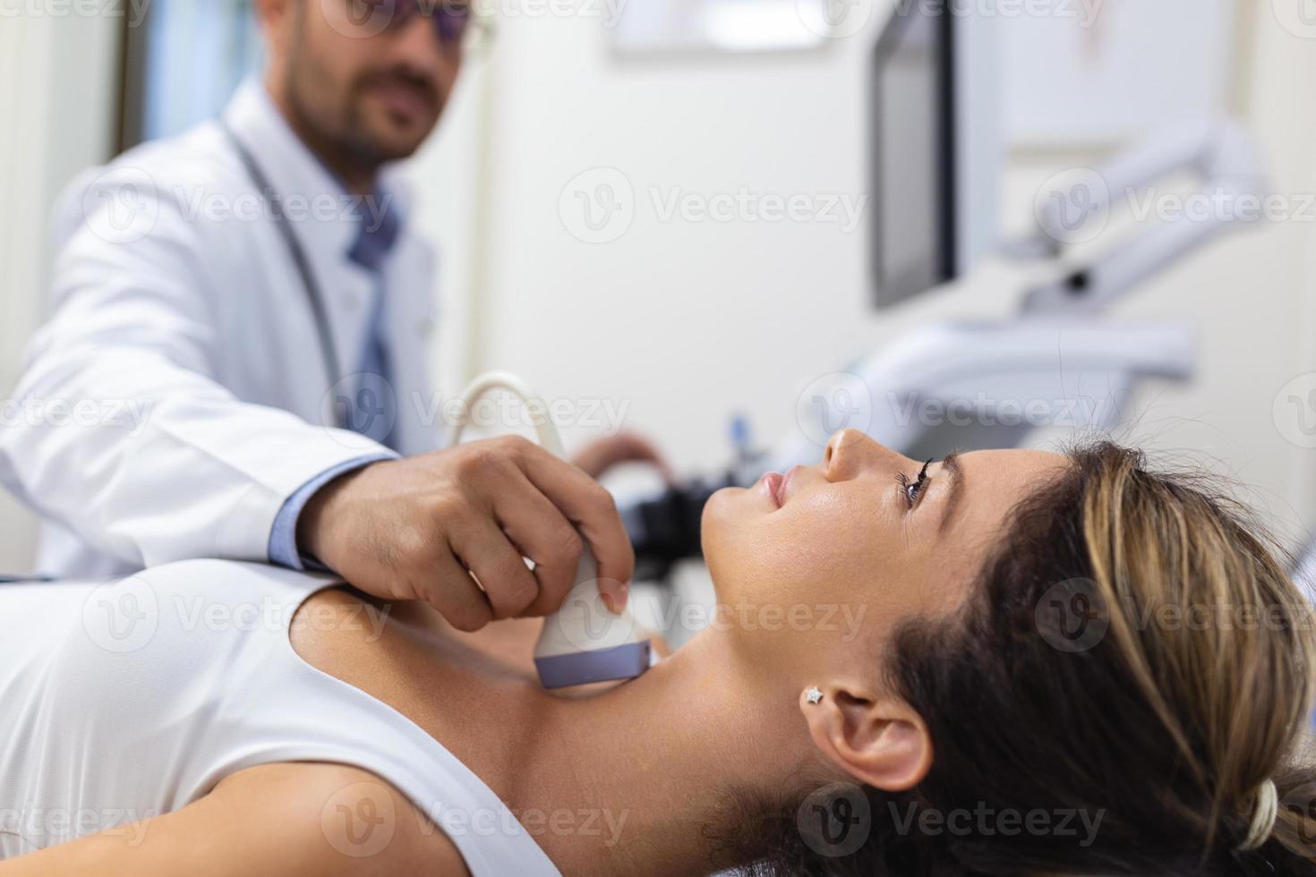 läkare framställning ultraljud av sköldkörtel körtel till kvinna patient i klinik. diagnos och behandling av autoimmun tyreoidit begrepp foto