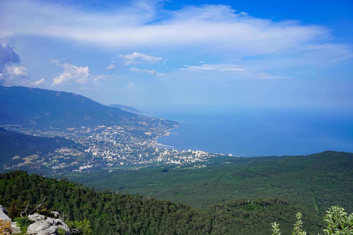 avlägset landskap med kullar, en molnig blå himmel, Svarta havet och Yalta, Krim foto