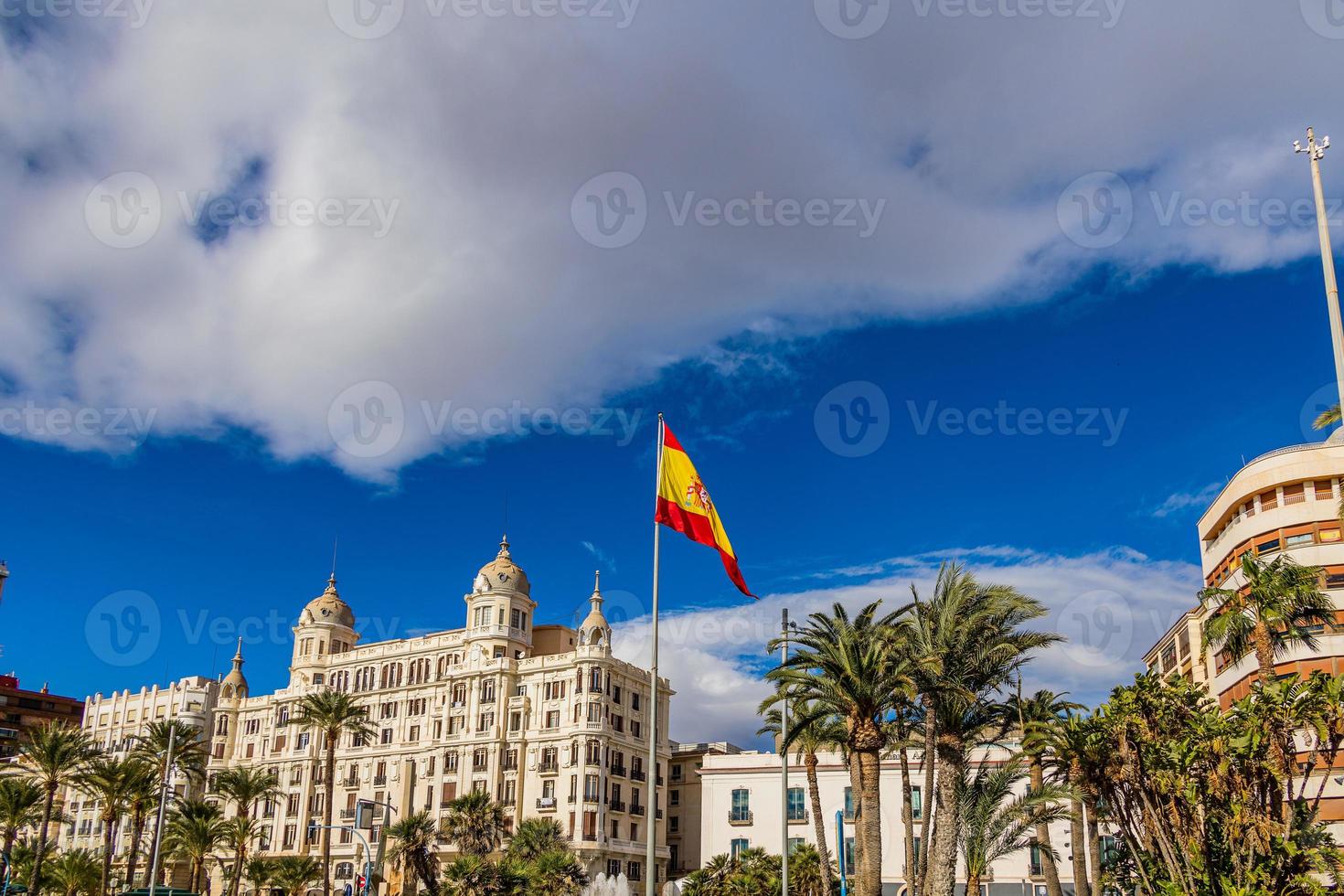 urban landskap från alicante till stad Centrum med spanska flagga foto