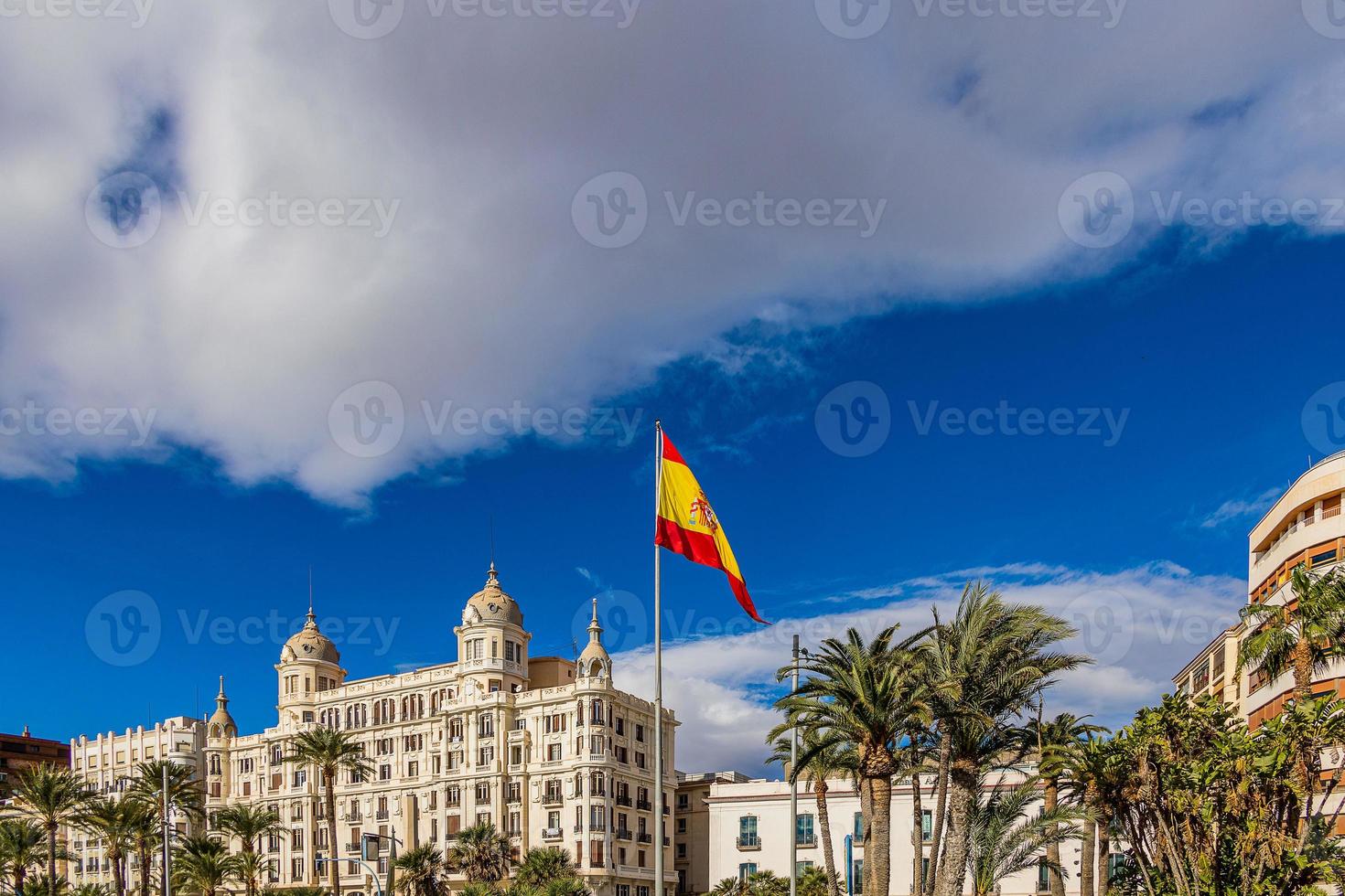 urban landskap från alicante till stad Centrum med spanska flagga foto