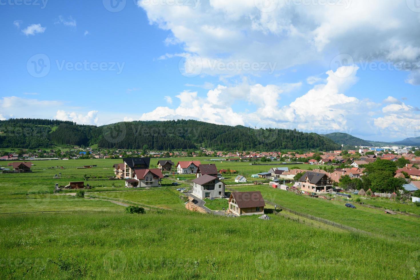 liten stad i Zarnesti i Brasov County foto