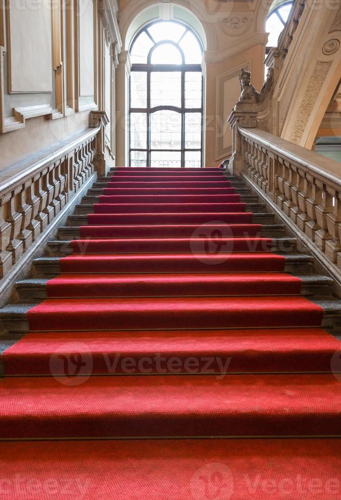 turin, Italien - palazzo barolo trappa. lyx palats med gammal barock interiör och röd matta foto