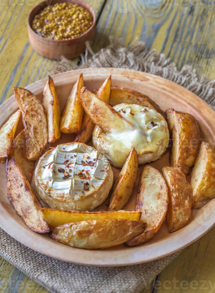 bakad camembertost med potatis foto