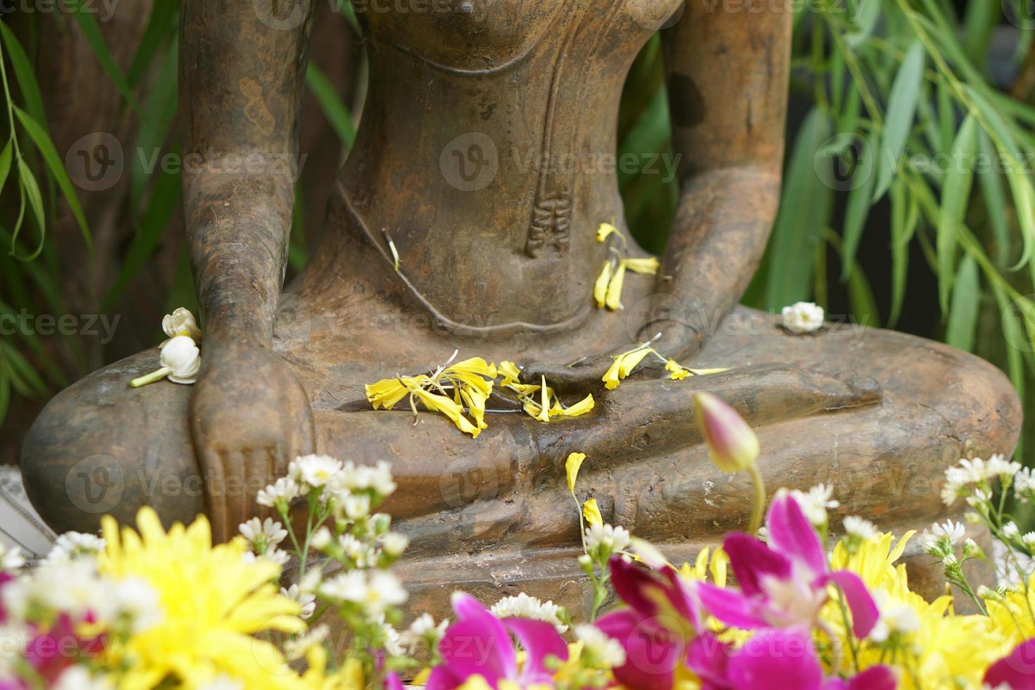buddha bilder för häller välsignelser på de songkran dag foto
