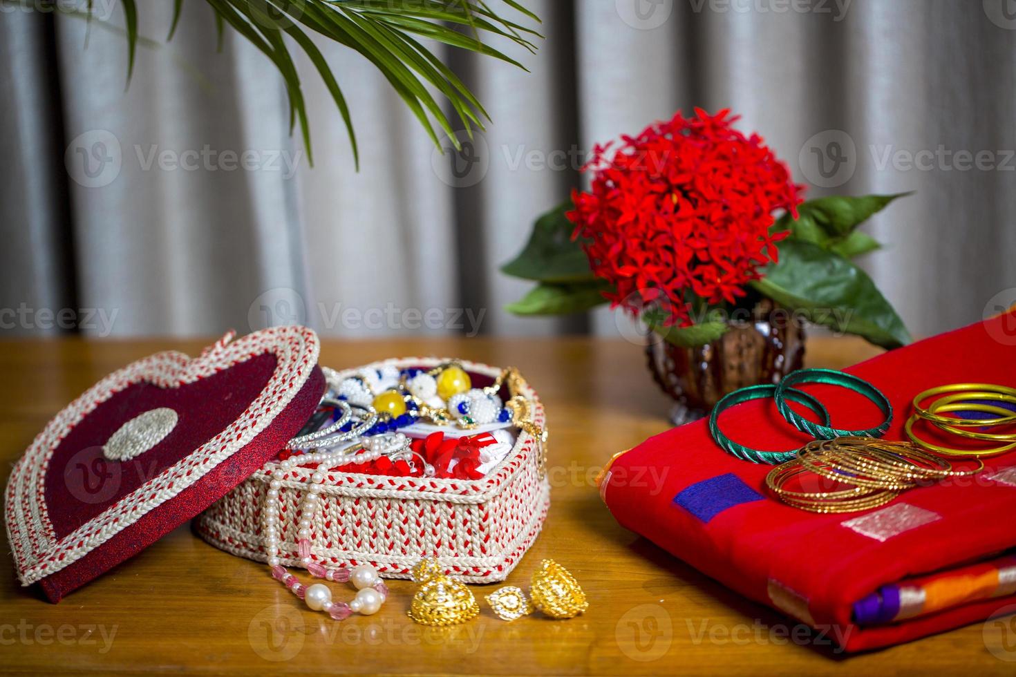 handgjort fiber ornament låda med traditionell Smycken på de trä- tabell. indisk traditionell Smycken och brud- saree. foto