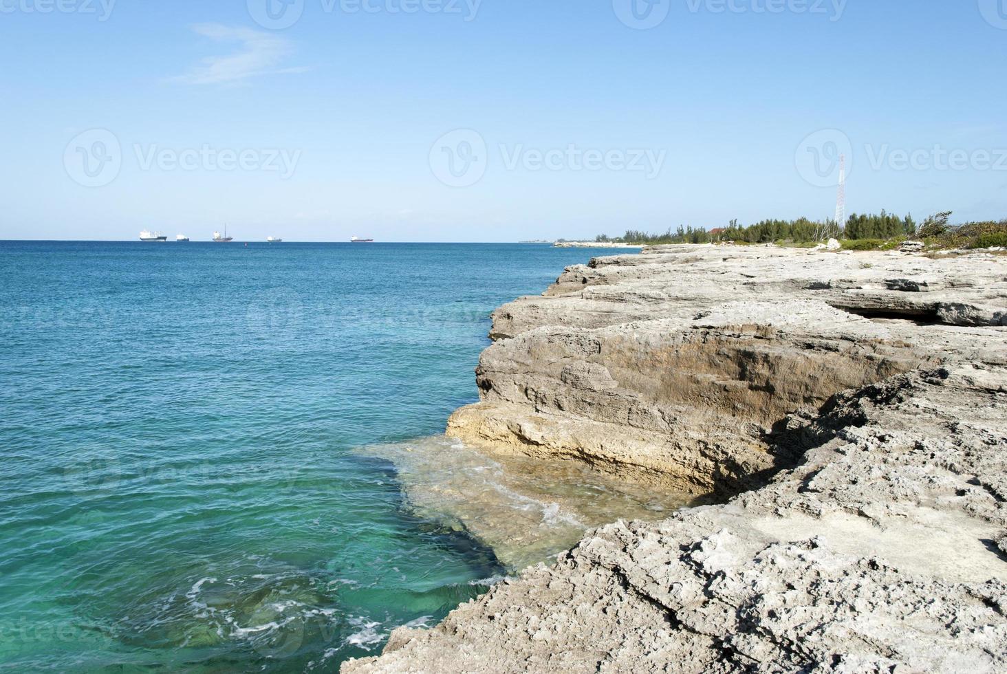 stor bahama ö klippig eroderade kustlinje foto