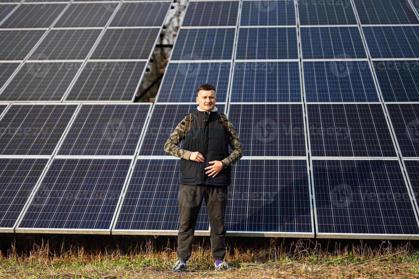 man på de bakgrund av sol- paneler. eco energi. foto