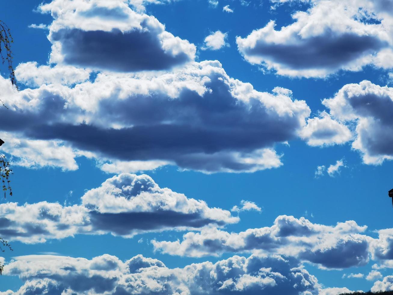 textur av vit fluffig moln på en blå himmel under en värma vår dag i 2023 foto