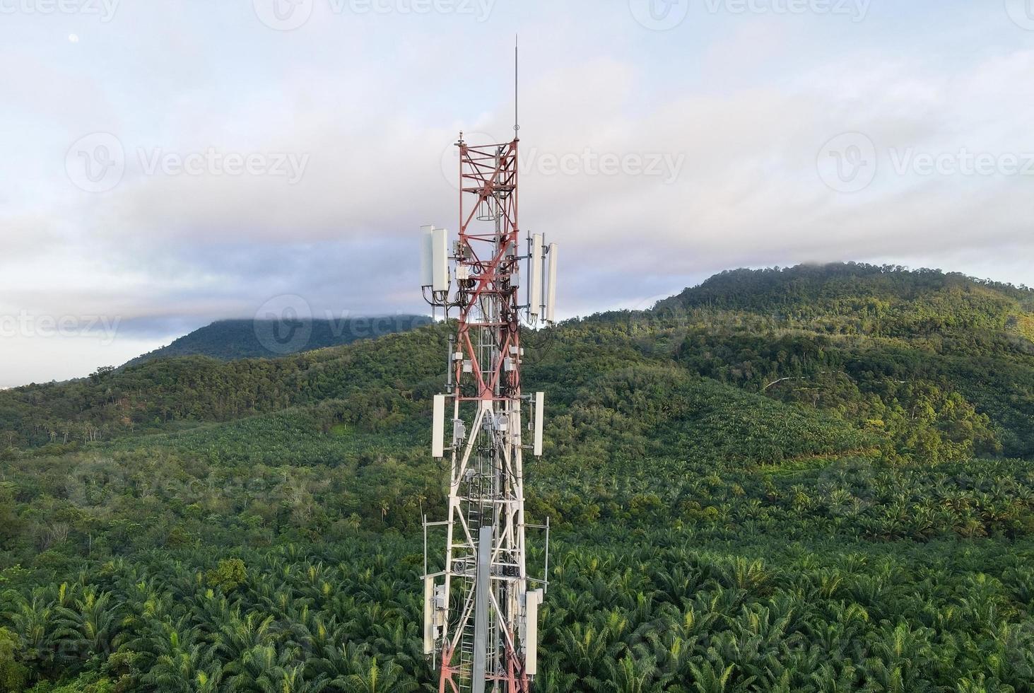 flygfoto 4g, 5g telekommunikationstorn foto