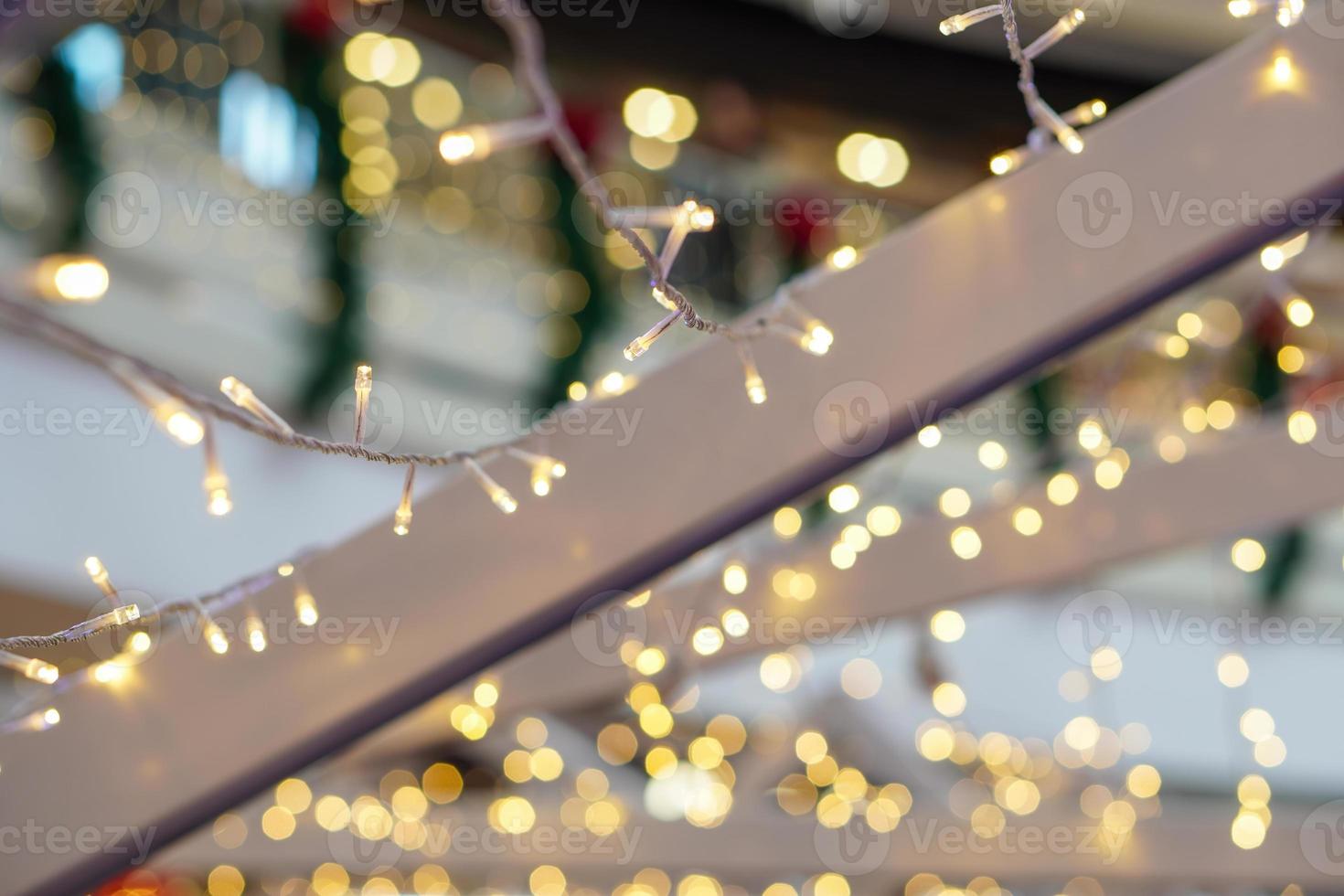 led ljus i fläck bakgrund dekoration på hus, köpcenter foto