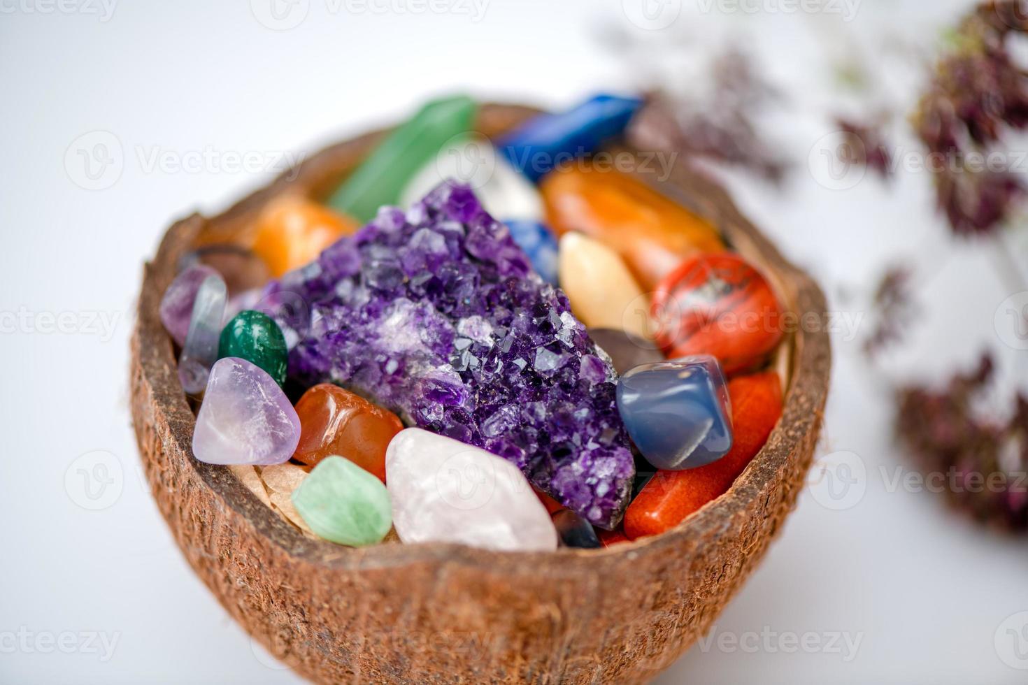 olika kristaller för helande, magisk praxis, mineraler för esoterisk andlig öva, läkning kristall ritual, trolldom, koppla av chakra. feng shui, reiki terapi begrepp, andlig tvinga mänsklig foto