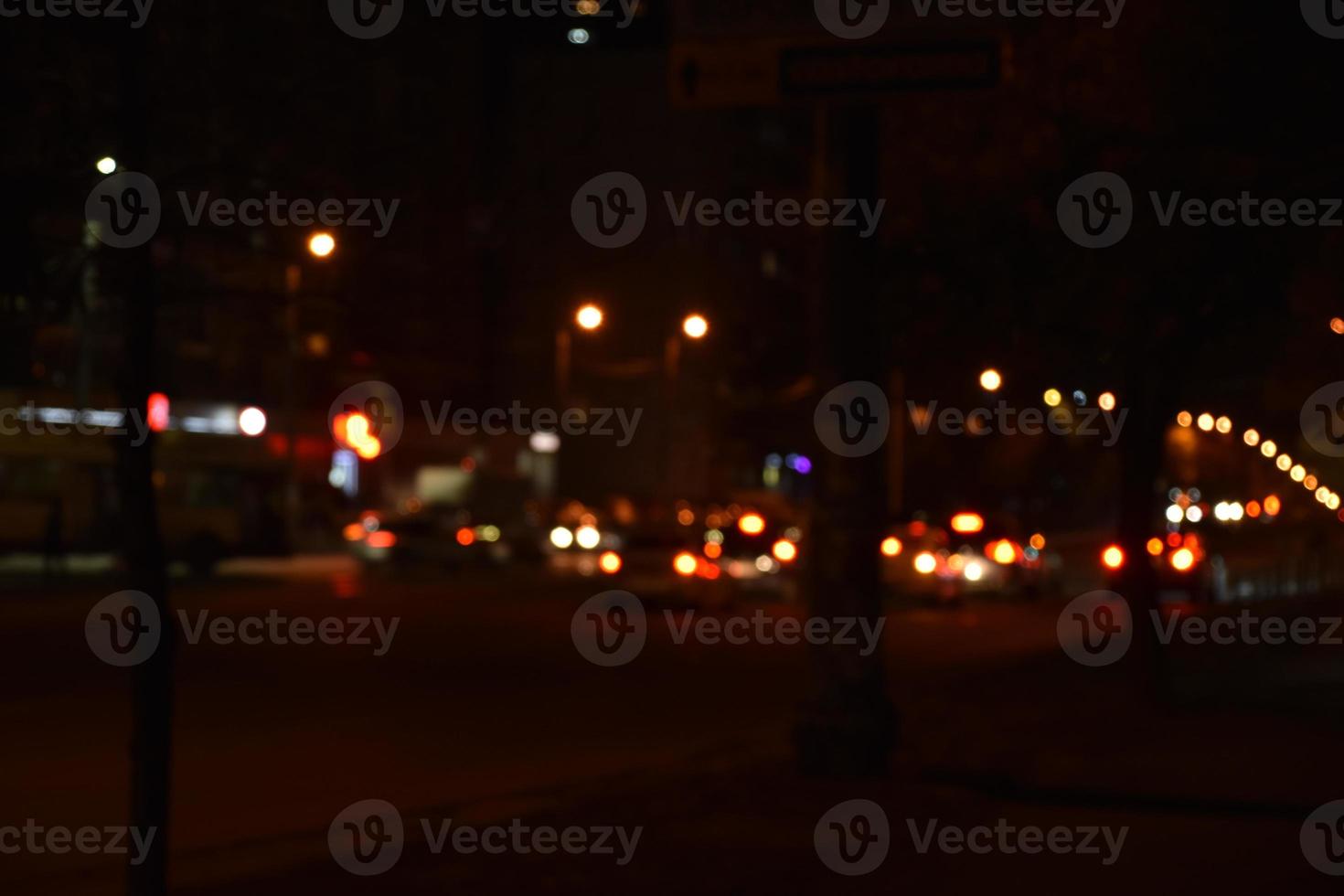 flerfärgad lampor av de natt stad. lysande stad väg på natt. foto