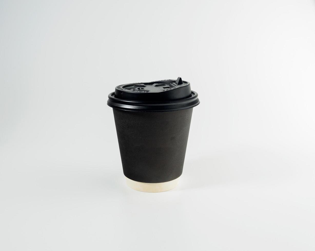 främre topp se, svart kaffe papper kopp svart lock, fylld med varm svart kaffe americano, Nej socker mjölk, redo till dryck, uppfriskande. arom vaken färsk till arbete placerad på en vit isolerat bakgrund foto
