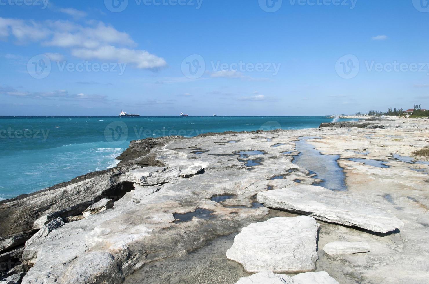 stor bahama ö klippig Strand och frakt fartyg foto