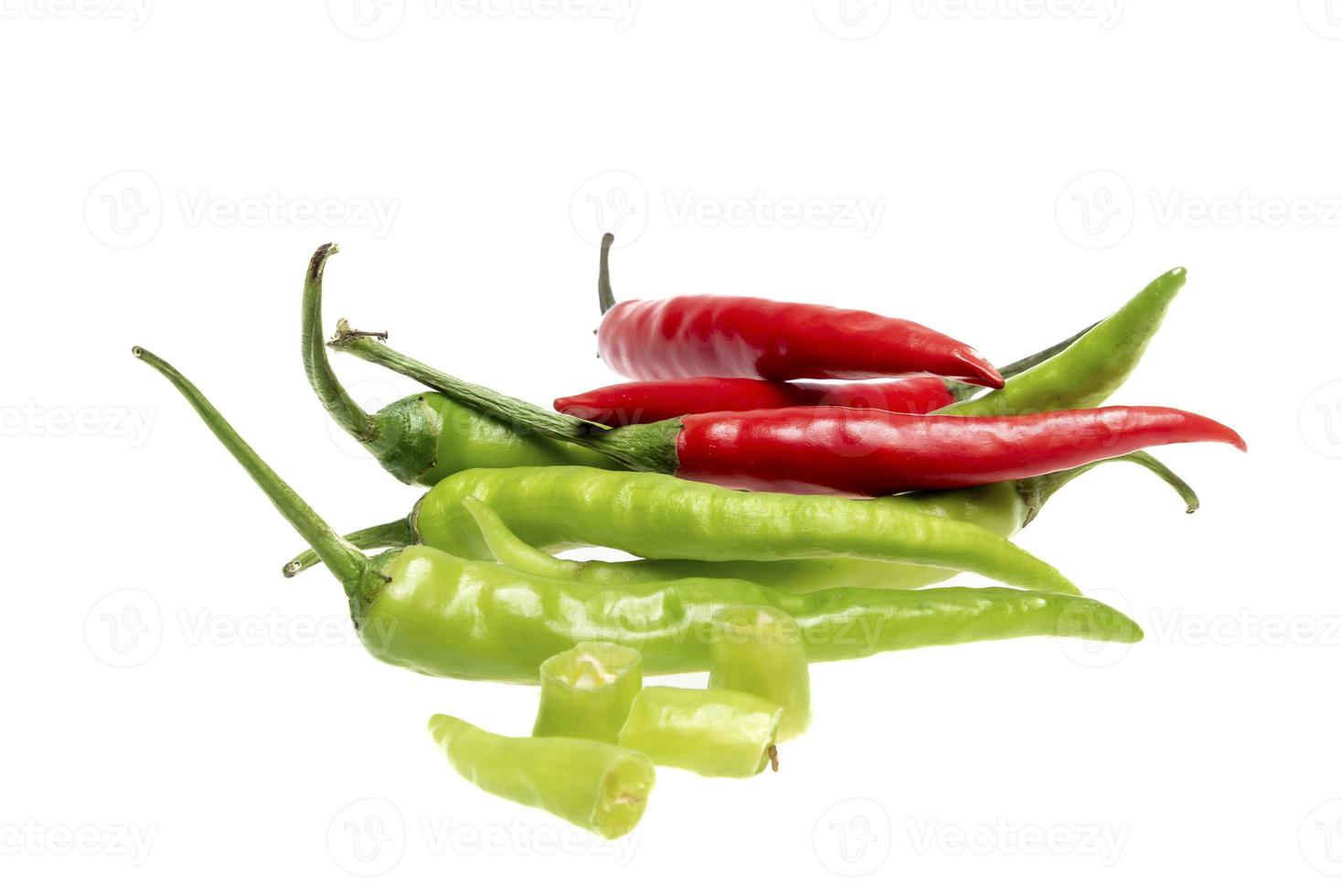 grön chili peppar isolerat på vit foto