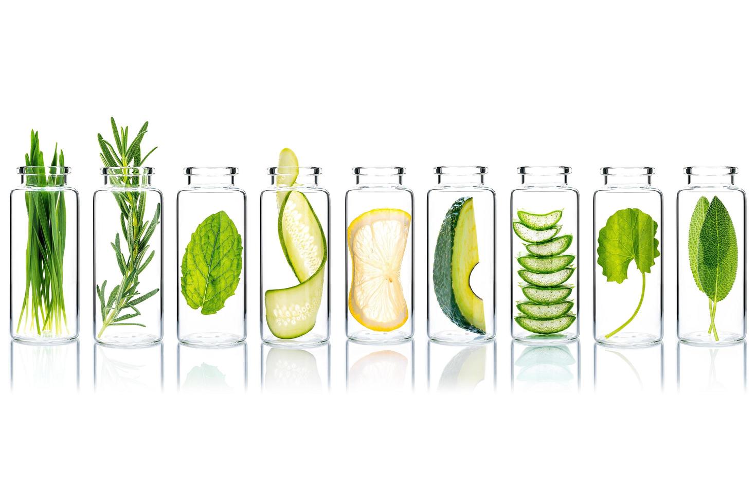alternativ hudvård med naturliga ingredienser i glasflaskor isolerad på vit bakgrund foto