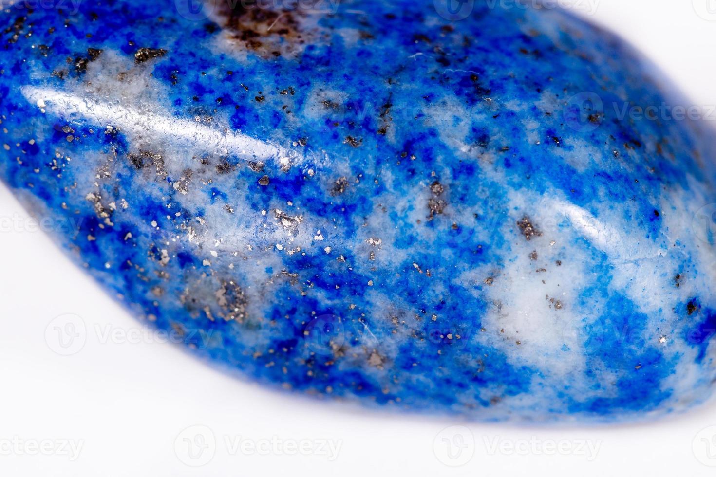 makro mineral sten blå lapis lazuli afghanistan på vit bakgrund foto