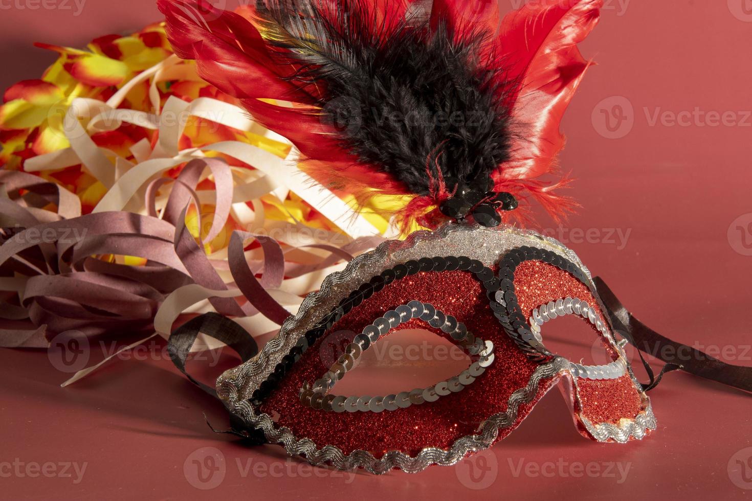 venetian karneval mask med fjädrar, och typisk element i de bakgrund foto