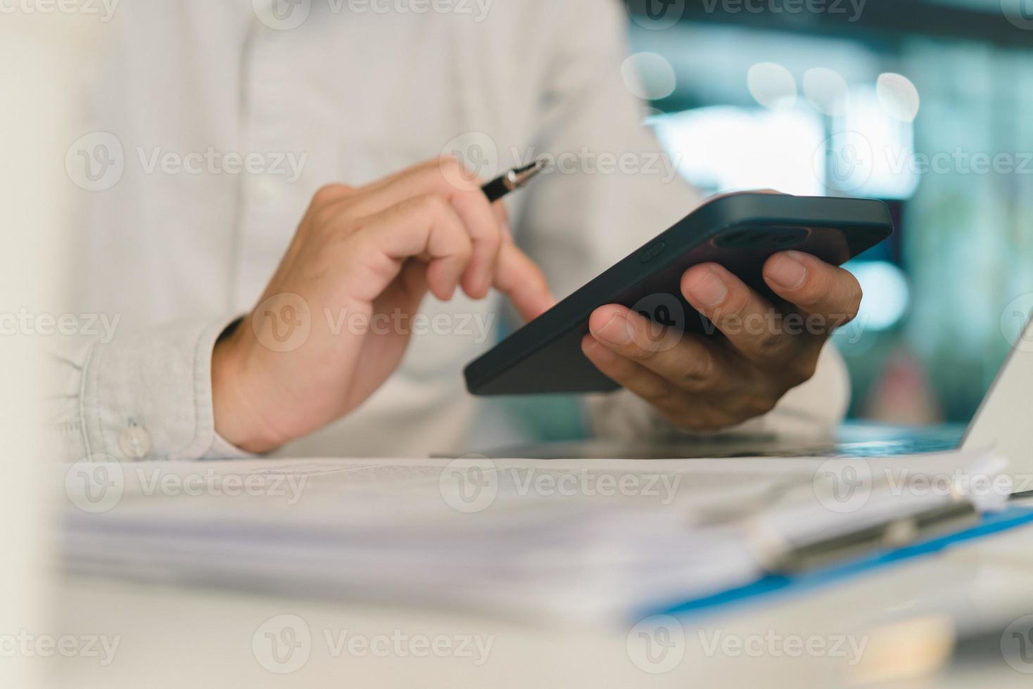 man använder sig av mobil smart telefon och arbets.utbildning och teknologi begrepp, studerande arbetssätt, frilans. foto