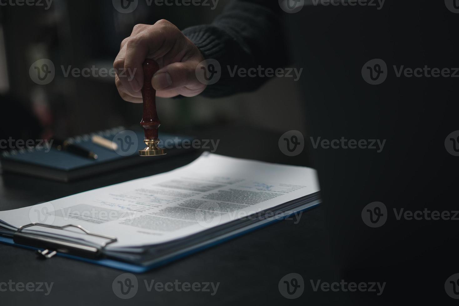 signering godkännande spela in dokument stämpel Bekräftelse ockupation signatur. affärsman hand stämpling finansiera papper arbete begrepp. foto