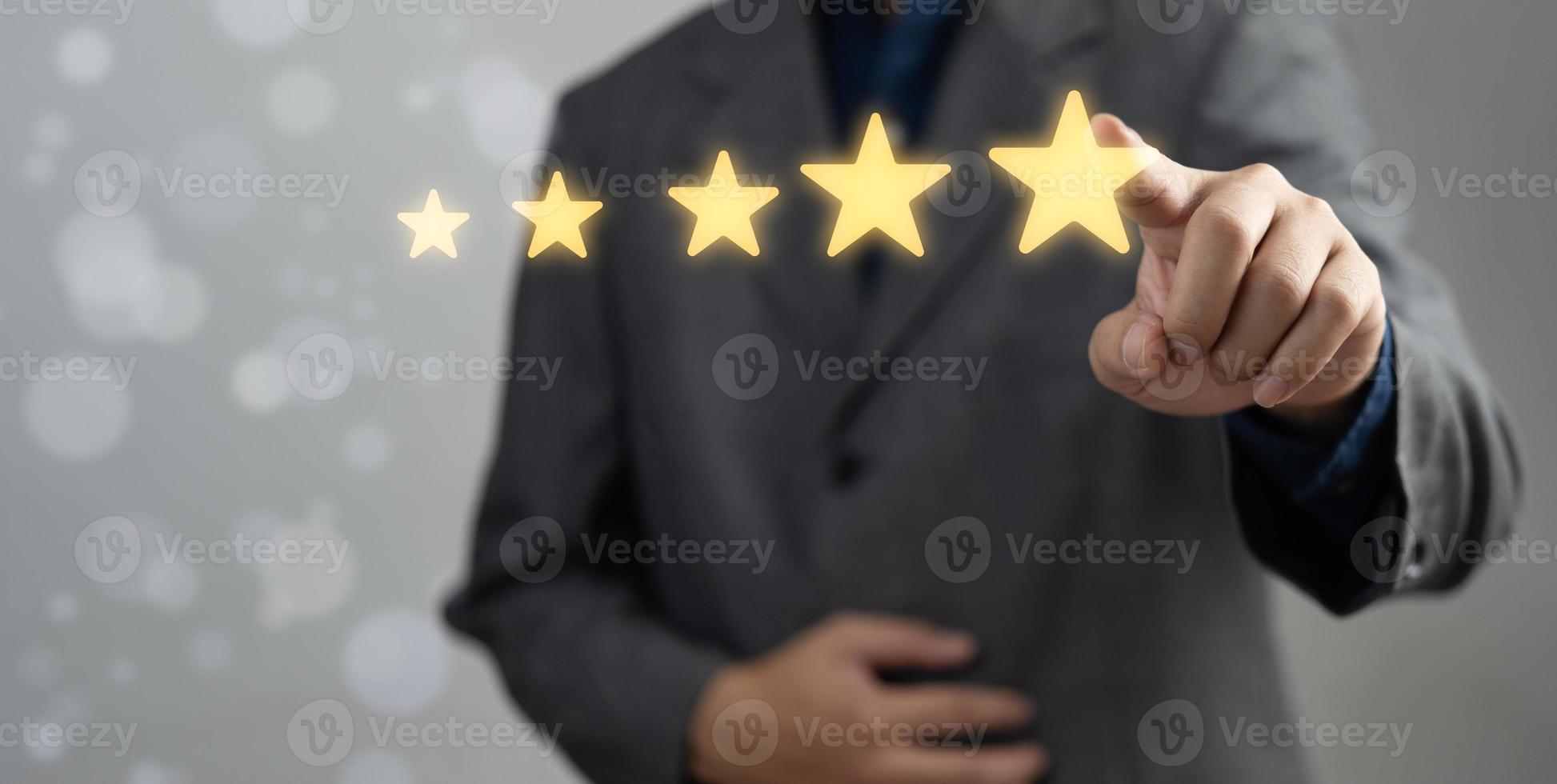 företag utvärdering koncept, affärsman pekande fem stjärna symbol öka betyg, kund erfarenhet begrepp. bäst excellent tjänster för tillfredsställelse. foto
