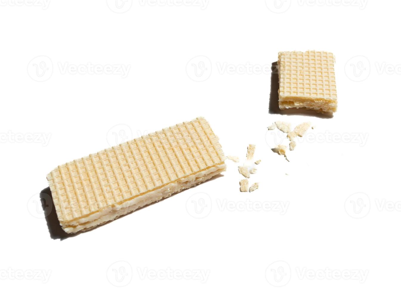 knäckt wafers isolerat på vit bakgrund, efter några redigeringar. foto