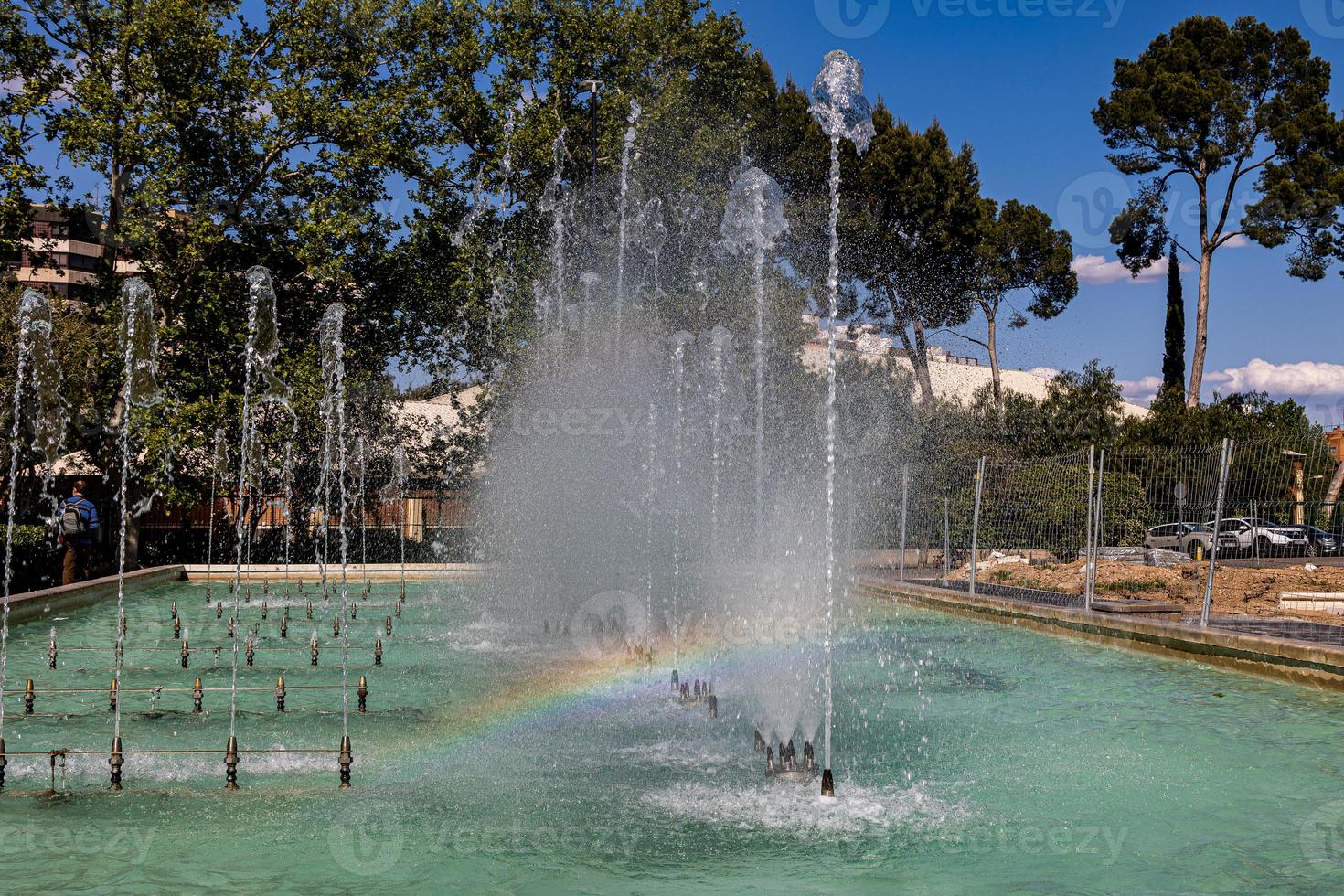 urban landskap av de spanska stad av zaragoza på en värma vår dag med fontäner i de landmärke parkera foto