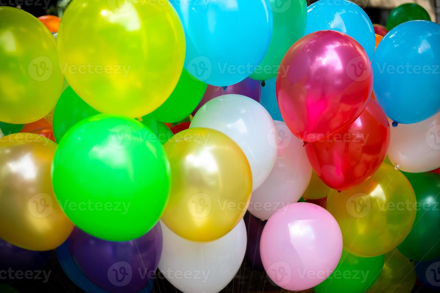 en massa av färgrik ballonger närbild vyer. ballonger av många färger. färgrik ballonger bakgrund. foto