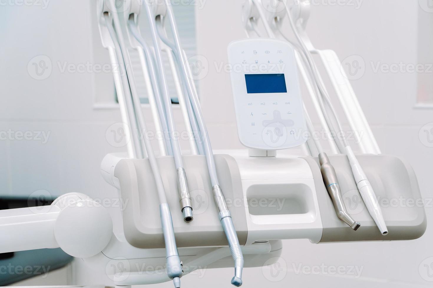 modern dental Utrustning i tandläkare klinik. tandläkare verktyg för behandling och kirurgi av tänder. foto