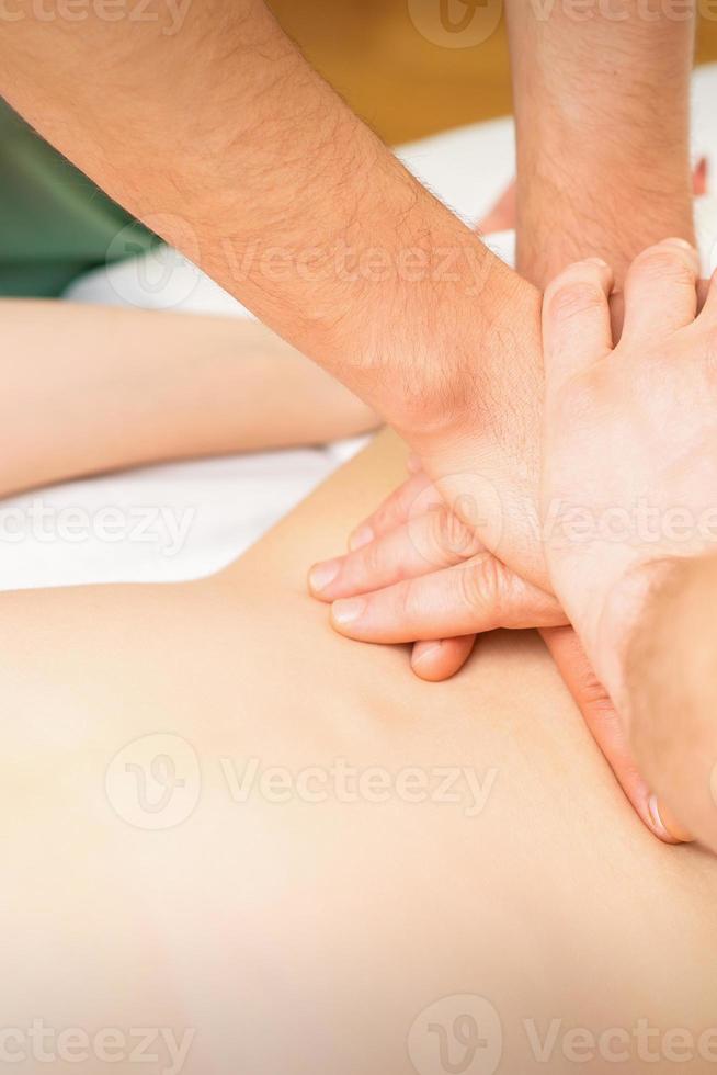 kvinna tar emot en tillbaka massage foto