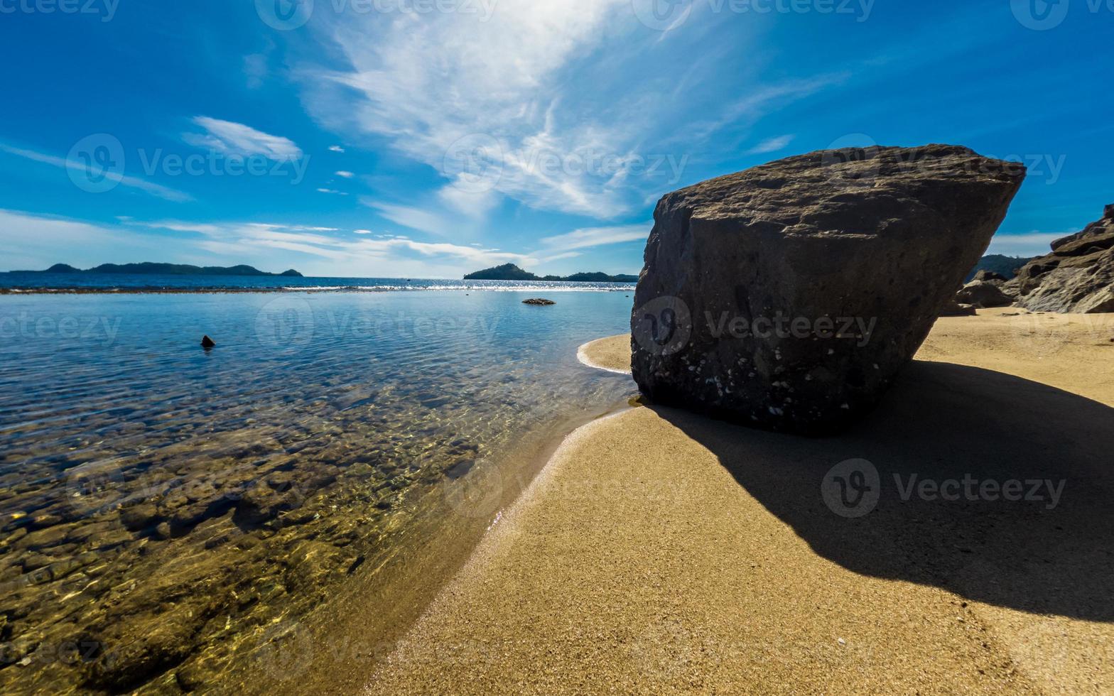 tropisk strand med stenar i väst sumatra kust, indonesien foto