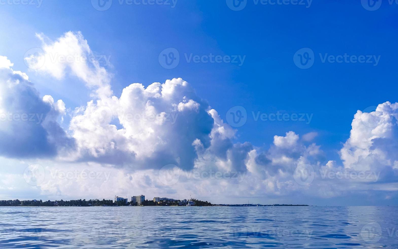 isla mujeres panorama se från hastighet båt i cancun Mexiko. foto