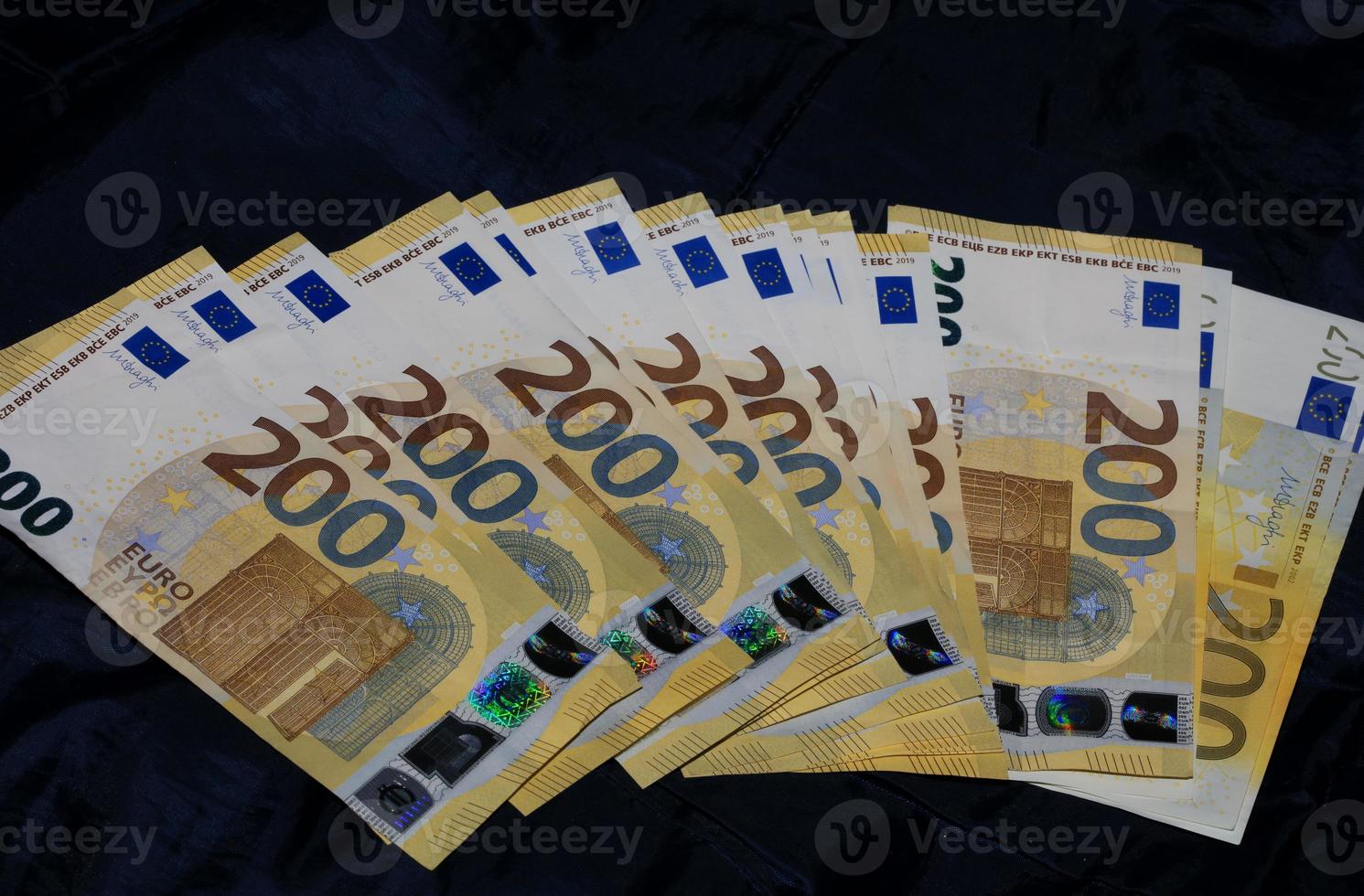200 euro sedlar europeisk räkningen kontanter pengar isolerat på svart bakgrund två hundra euro stänga upp modern hög kvalitet omedelbar stock skriva ut foto