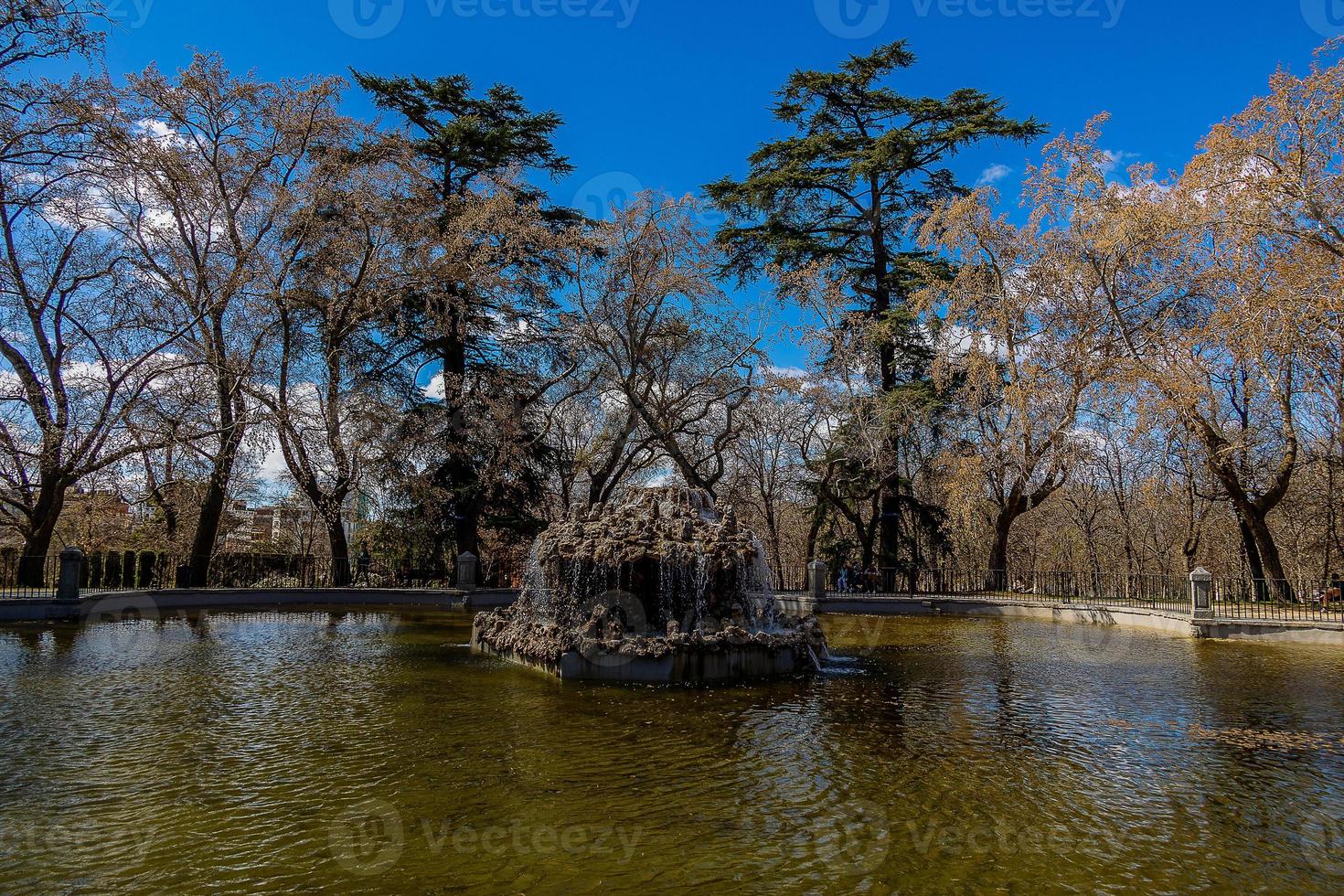 retiro parkera i madrid Spanien i vår dag landskap foto