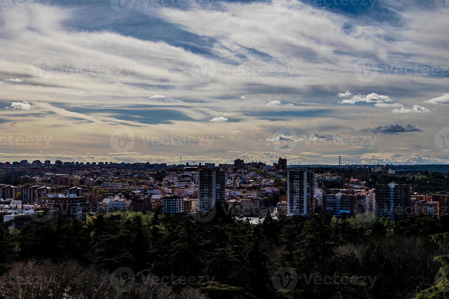 panorama av de stad av madrid i en vår solig dag foto