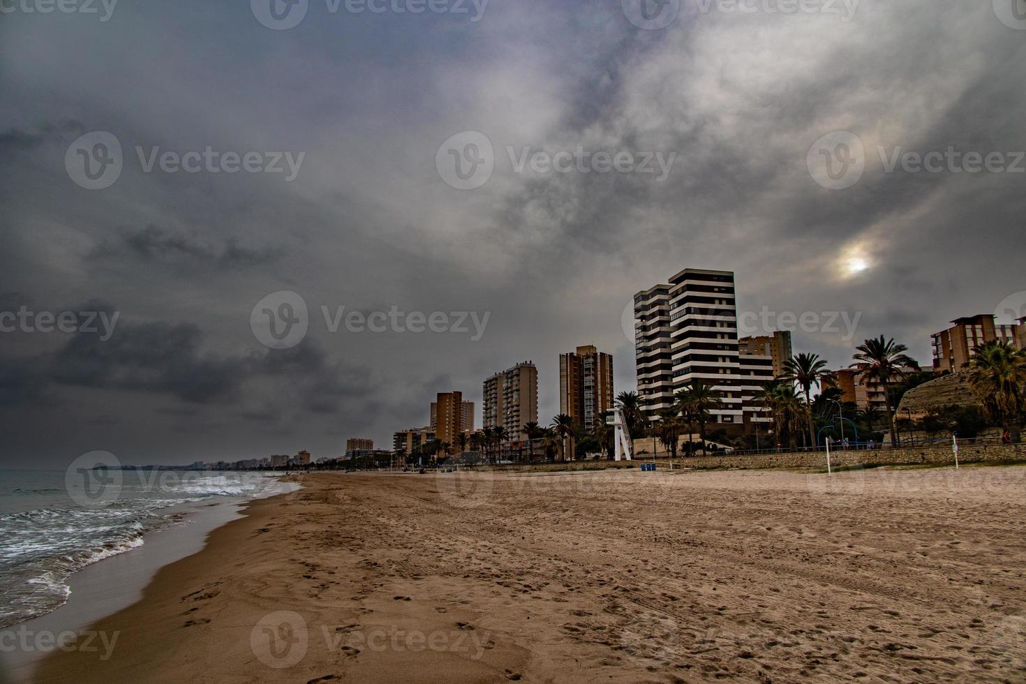 landskap bred sandig strand i alicante höst dag moln foto