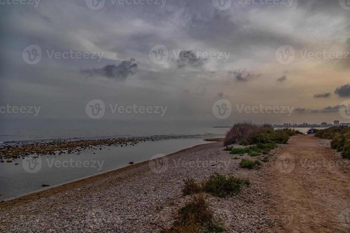 havet landskap med solnedgång alicante Spanien med moln i de himmel foto