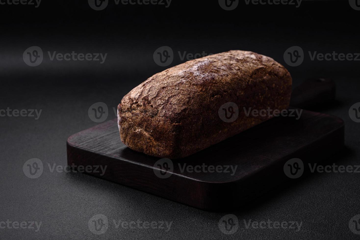 limpa av färsk Krispig brun bröd med korn och frön foto