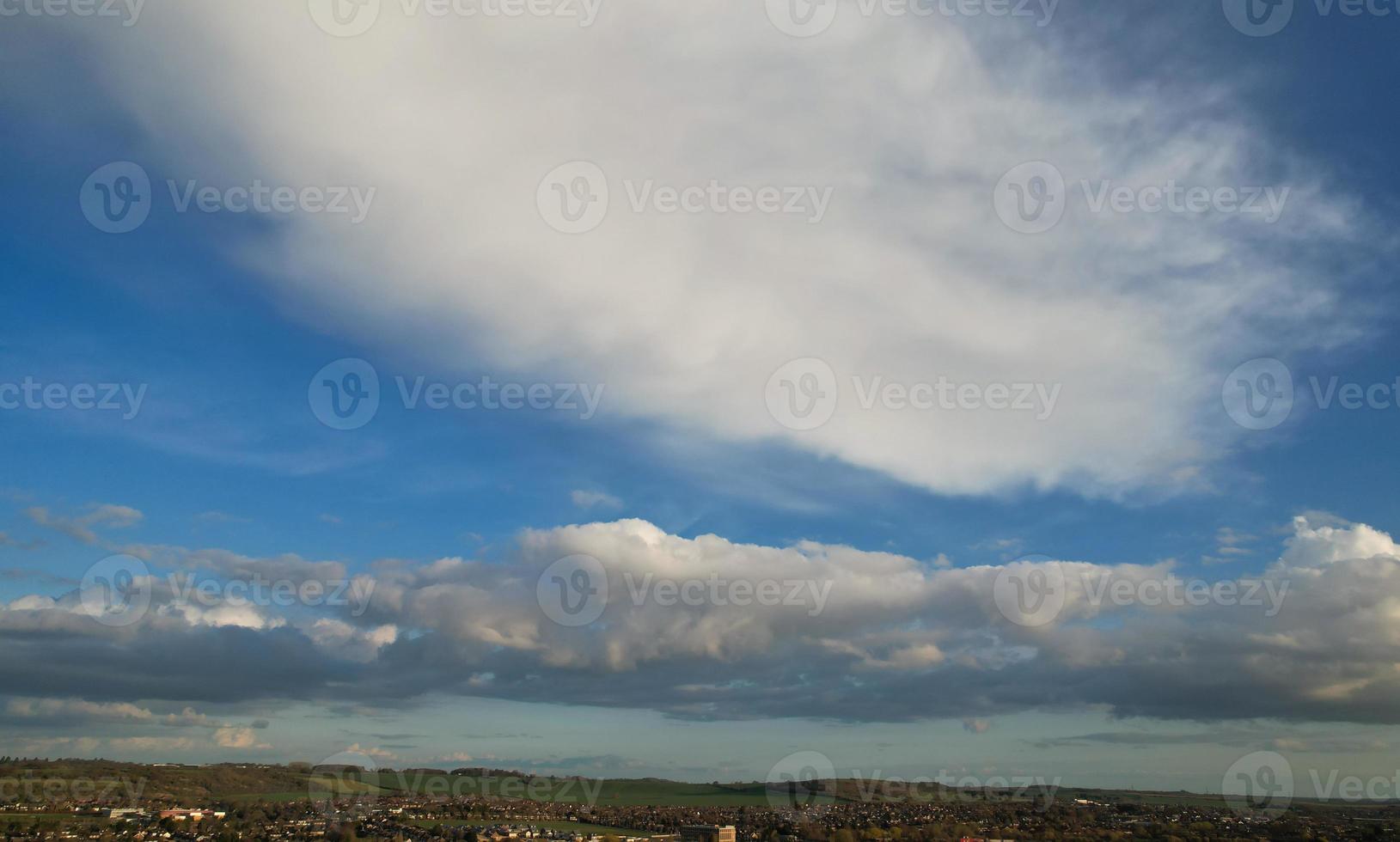 antenn se av luton bostads- distrikt av helgon augustin ave luton England England bra Storbritannien. de bild var fångad på 06 april 2023 med drönare kamera under solnedgång foto