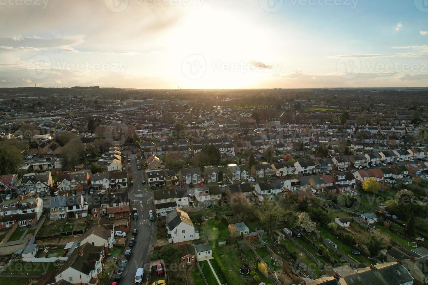 antenn se av luton bostads- distrikt av helgon augustin ave luton England England bra Storbritannien. de bild var fångad på 06 april 2023 med drönare kamera under solnedgång foto