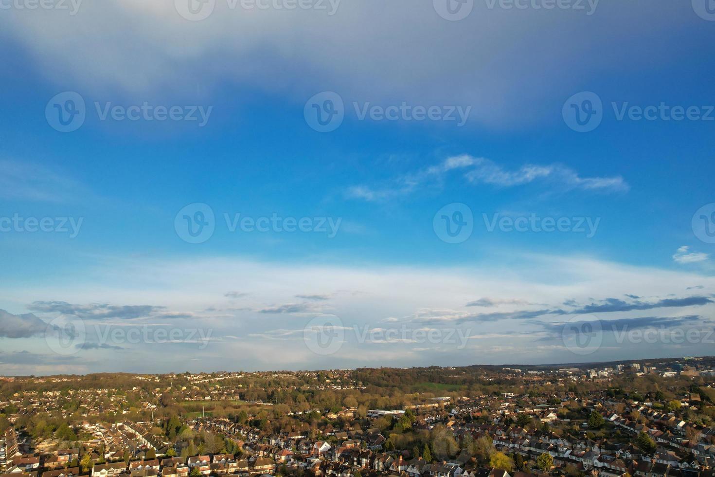 antenn se av luton bostads- distrikt av helgon augustin ave luton England England bra Storbritannien. de bild var fångad på 06 april 2023 med drönare kamera under solnedgång foto