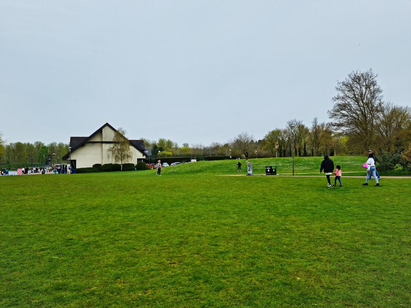 låg vinkel se av vilja sjö och offentlig parkera med ferris hjul för roligt. människor är njuter de Start av sommar säsong på detta parkera av milton keynes England Storbritannien. antal fot var fångad på 09-april-202 foto