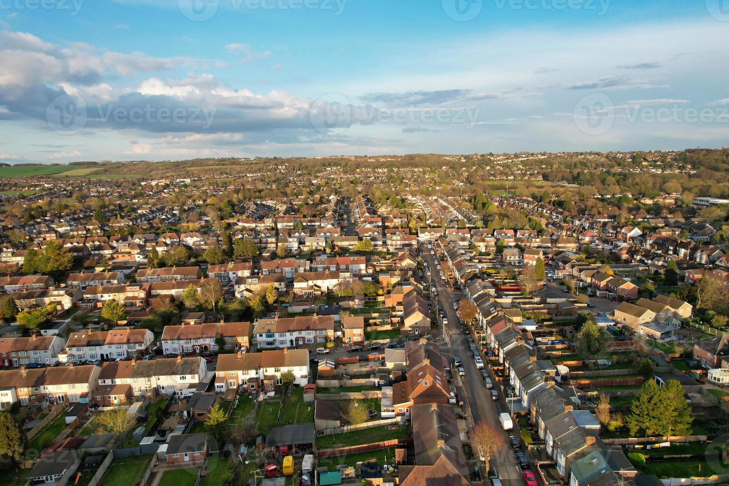 antenn se av luton bostads- distrikt av helgon augustin ave luton England England bra Storbritannien. de bild var fångad på 06 april 2023 med drönare kamera under solnedgång foto